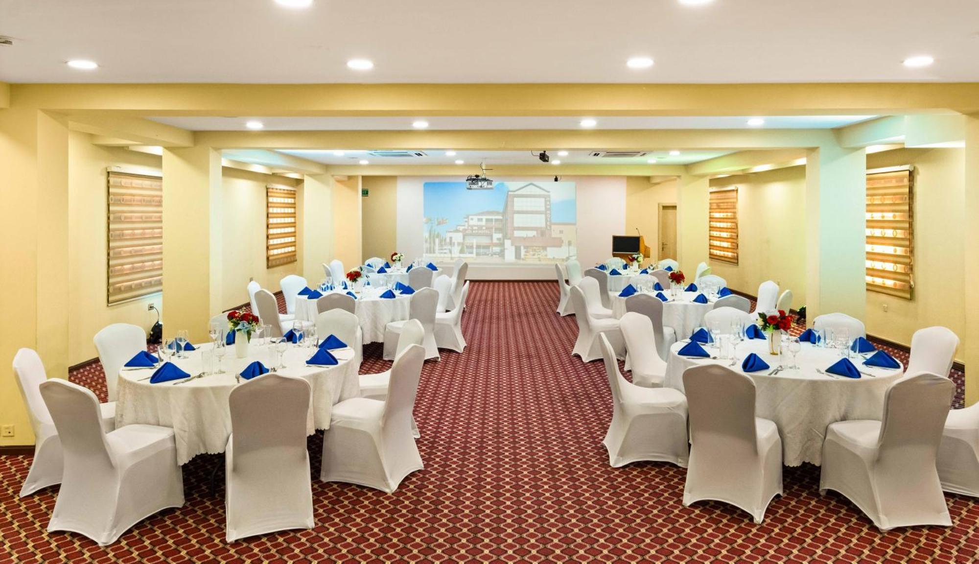Ah Hotel And Conferences Madina Esterno foto