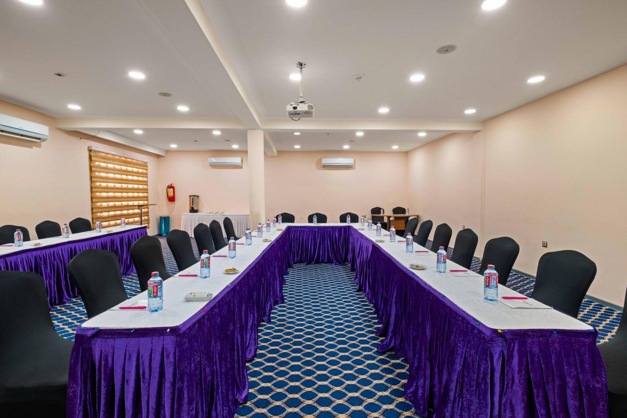 Ah Hotel And Conferences Madina Esterno foto