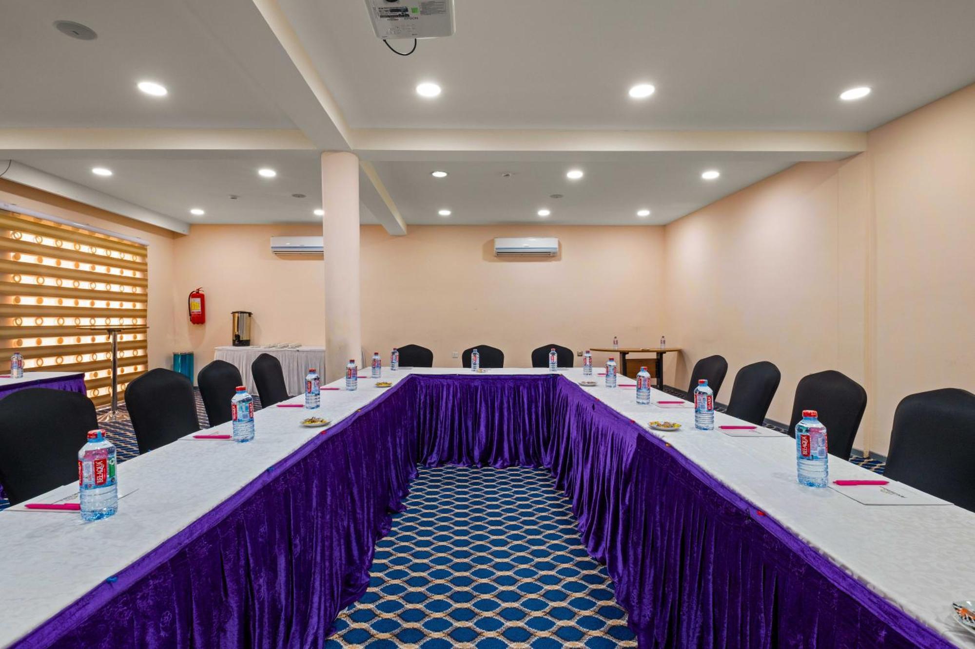 Ah Hotel And Conferences Madina Esterno foto