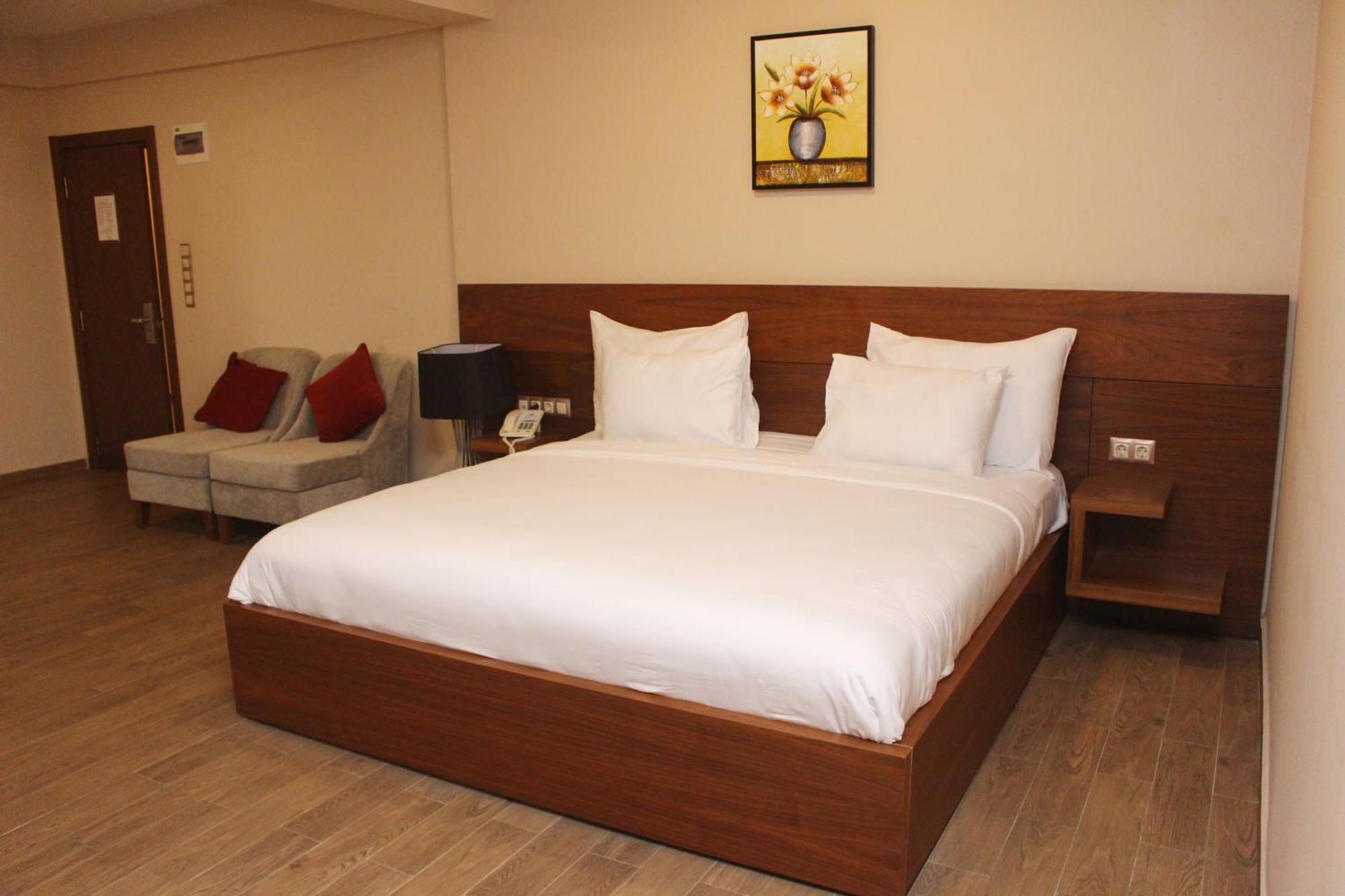 Ah Hotel And Conferences Madina Esterno foto