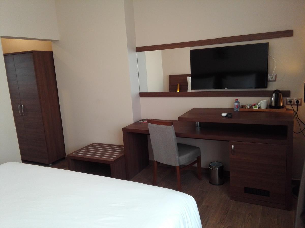 Ah Hotel And Conferences Madina Esterno foto