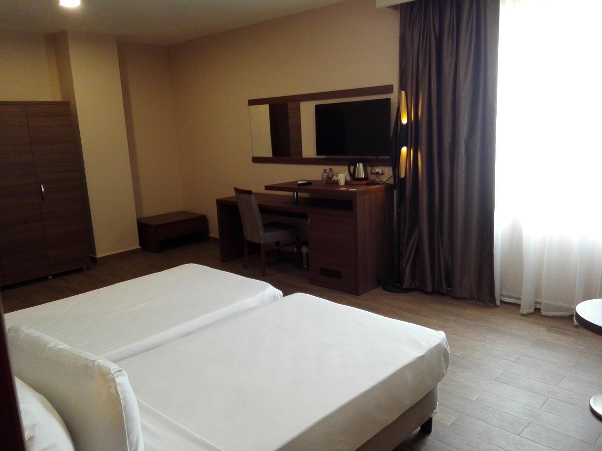 Ah Hotel And Conferences Madina Esterno foto