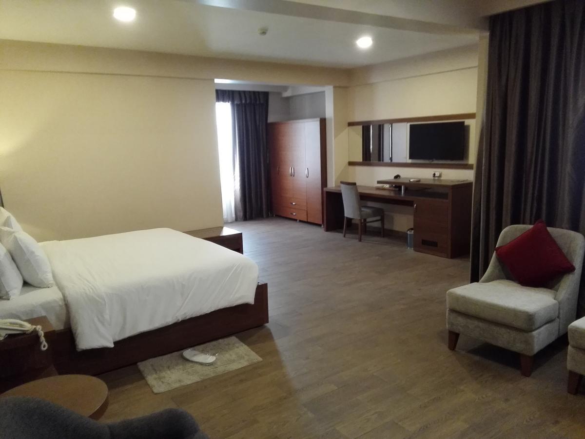 Ah Hotel And Conferences Madina Esterno foto