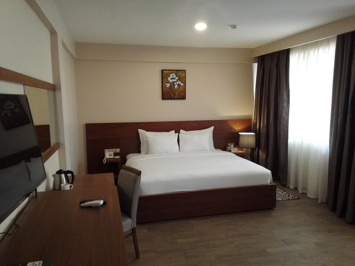 Ah Hotel And Conferences Madina Esterno foto