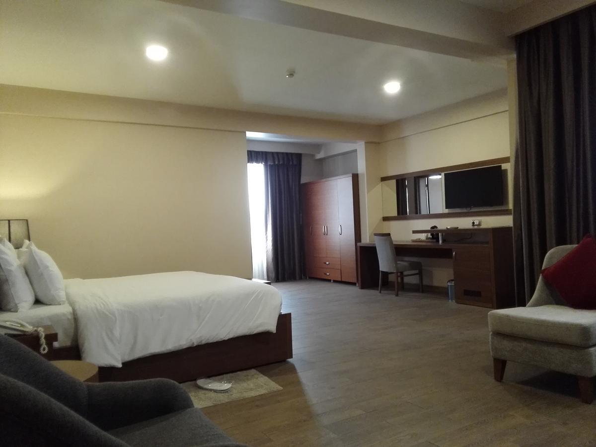 Ah Hotel And Conferences Madina Esterno foto